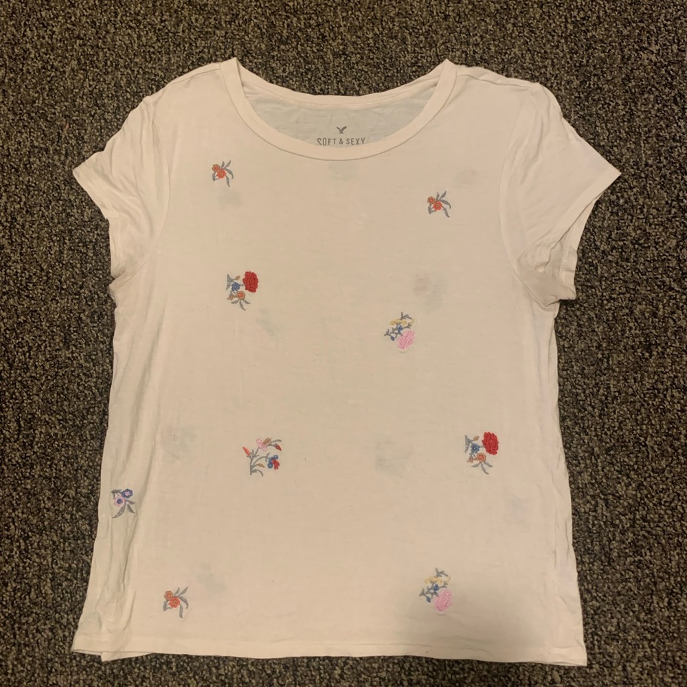 American Eagle sit and sexy t-shirt, cream color with floral embroidery. Size S